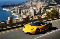 Спорткар Marussia B1 в движении Спорткар Marussia B1 в движении