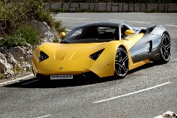 Спорткар Marussia B1 в повороте Спорткар Marussia B1 в повороте