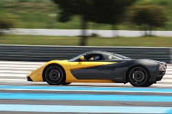 Спорткар Marussia B1 на трассе Спорткар Marussia B1 на трассе