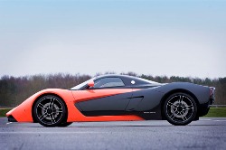 Спорткар Marussia B1 в чёрно-красных цветах Спорткар Marussia B1 в чёрно-красных цветах