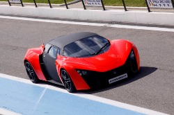 Спорткар Marussia B2 на трассе Спорткар Marussia B2 на трассе