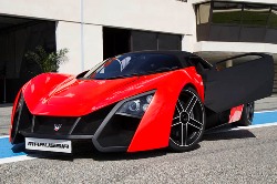 Спорткар Marussia B2 с открытой дверью Спорткар Marussia B2 с открытой дверью